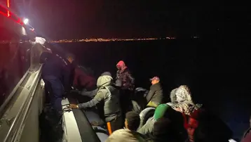 İzmir açıklarında 23 düzensiz göçmen yakalandı