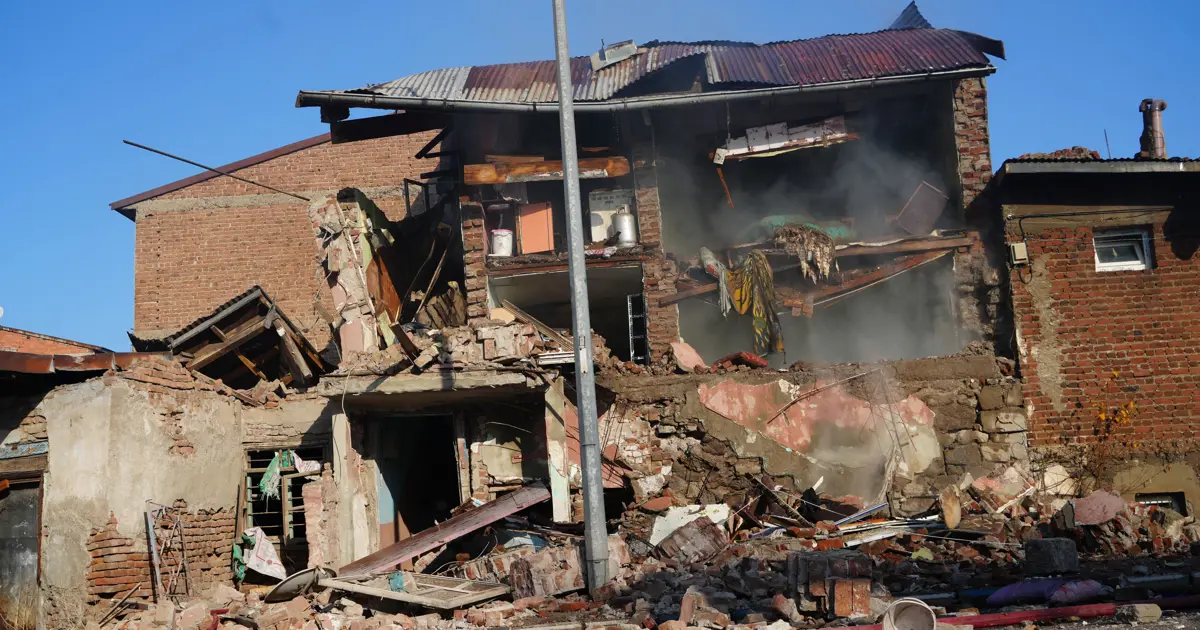 Erzurum'da iki katlı evde patlama oldu