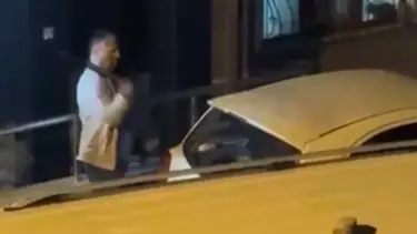 Boşanma aşamasındaki eşinin arabasına sopayla saldırdı