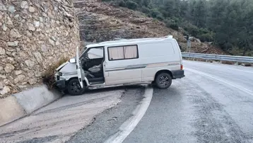 Antalya&#x27;da istinat duvarına çarpan aracın sürücüsü yaralandı 