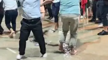 Düğünü su basınca, paçalarını sıvayıp oynamaya devam ettiler 