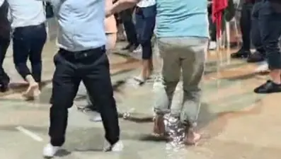 Düğünü su basınca, paçalarını sıvayıp oynamaya devam ettiler 