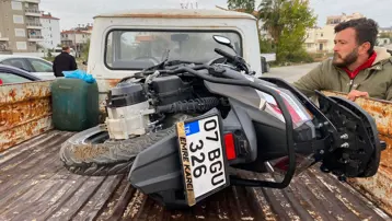 Antalya&#x27;da motosiklet ve otomobilin çarpışması sonucu 2 kişi yaralandı