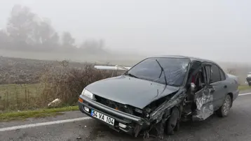 İki otomobil çarpıştı 3 kişi yaralandı