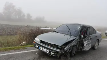 İki otomobil çarpıştı 3 kişi yaralandı