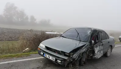 İki otomobil çarpıştı 3 kişi yaralandı