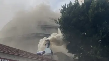 Antalya&#x27;da restoran bacasındaki yangın sokağı dumana boğdu 