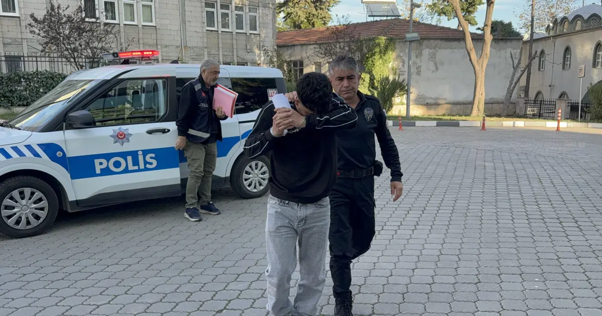 Önce kız arkadaşıyla tartıştı, sonra polise yumruk atmaya kalktı