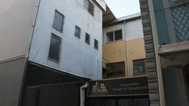 Market çalışanlarından kaçan hırsız düşüp yaralandı