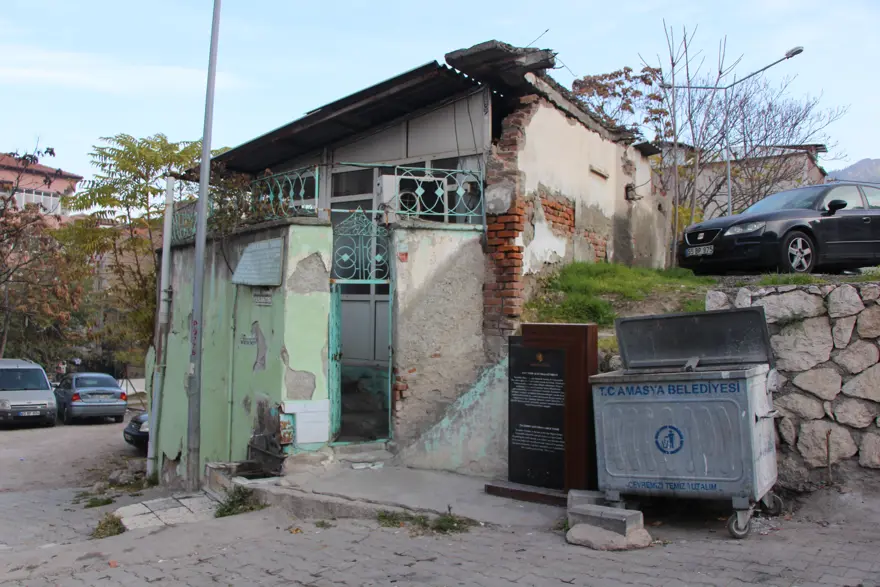 Amasya'da 9 türbeye "usulsüz elektrik" kilidi
 7