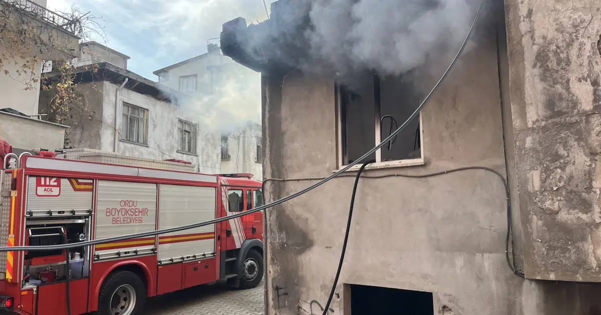 Ordu’da iki katlı metruk ev yandı