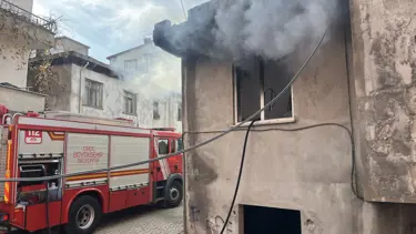 Ordu’da iki katlı metruk ev yandı
