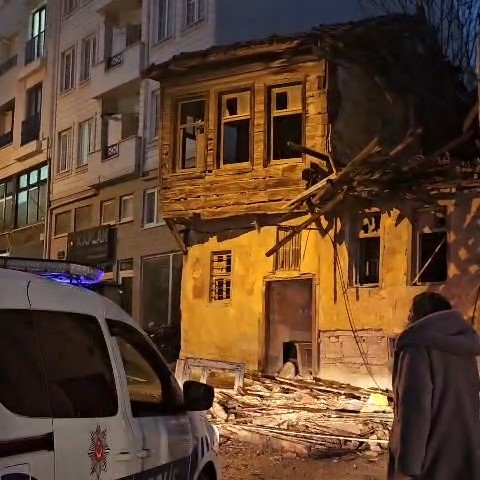 Çanakkale'de boş bina kısmen çöktü