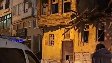 Çanakkale'de boş bina kısmen çöktü