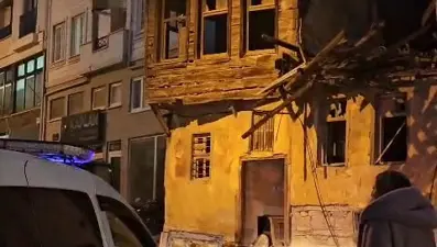 Çanakkale'de boş bina kısmen çöktü