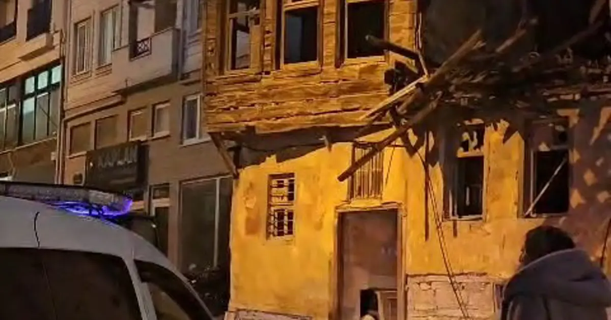 Çanakkale'de boş bina kısmen çöktü