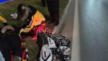 Devrilen motosikletteki 2 kişi yaralandı