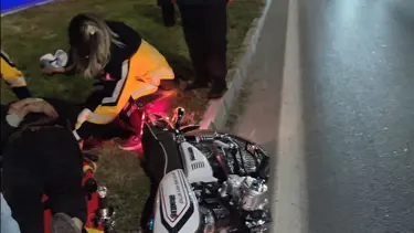 Devrilen motosikletteki 2 kişi yaralandı