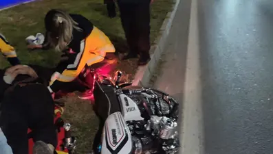 Devrilen motosikletteki 2 kişi yaralandı