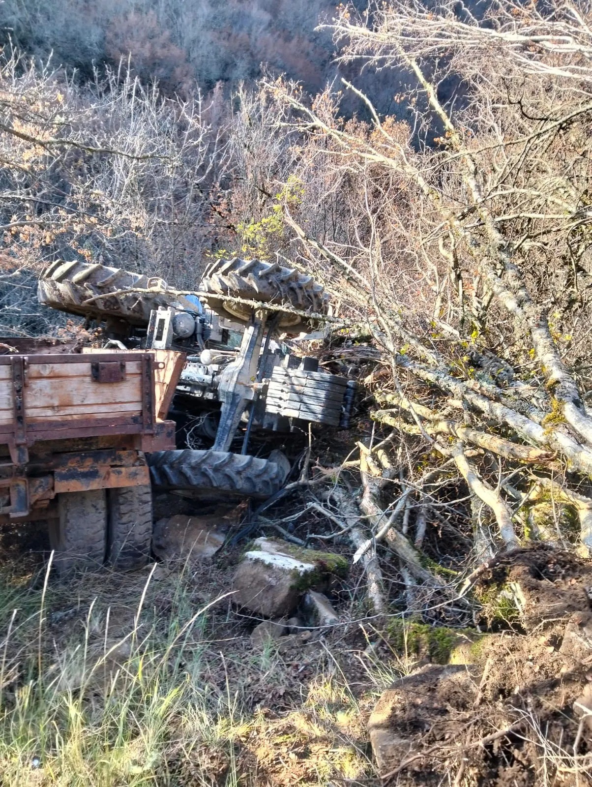 Kontrolden çıkan traktör devrildi 3 kişi yaralandı