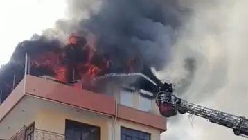 Yangında mahsur kalan 3 küçük çocuğu inşaat işçileri ve mahalleli kurtardı