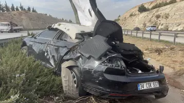 Otomobil taklalar atarak refüje uçtu