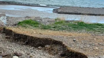 Çanakkale'de yaşanan sağanak yağış nedeniyle Kadırga Koyu sahil yolu kapandı 