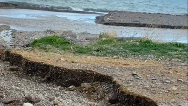 Çanakkale'de yaşanan sağanak yağış nedeniyle Kadırga Koyu sahil yolu kapandı 
