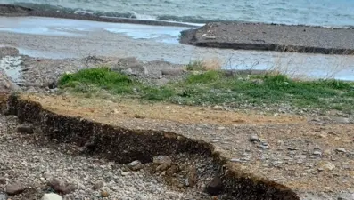 Çanakkale'de yaşanan sağanak yağış nedeniyle Kadırga Koyu sahil yolu kapandı 