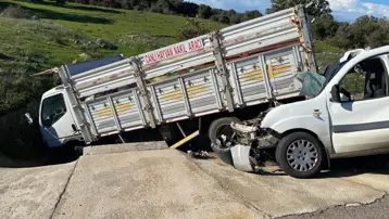 Çanakkale’de ticari araçla kamyonet çarpıştı 