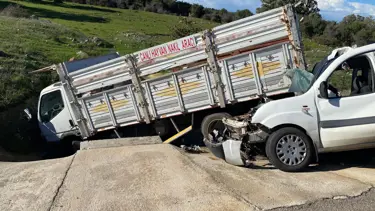 Çanakkale’de ticari araçla kamyonet çarpıştı 