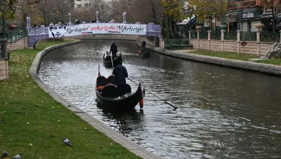 Soğuk havaya aldırış etmediler Porsuk Çayı&#x27;na koştular