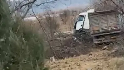 Kontrolden çıkan TIR tarlaya savruldu