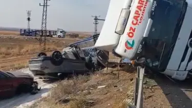 Sıfır araçları taşıyan TIR devrildi milyonluk araçlar hasar gördü