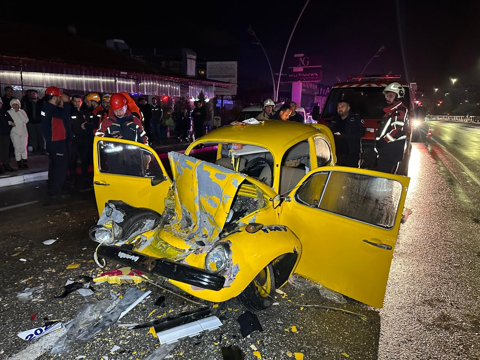 Uşak'ta trafik kazası, 1'i ağır 3 yaralı