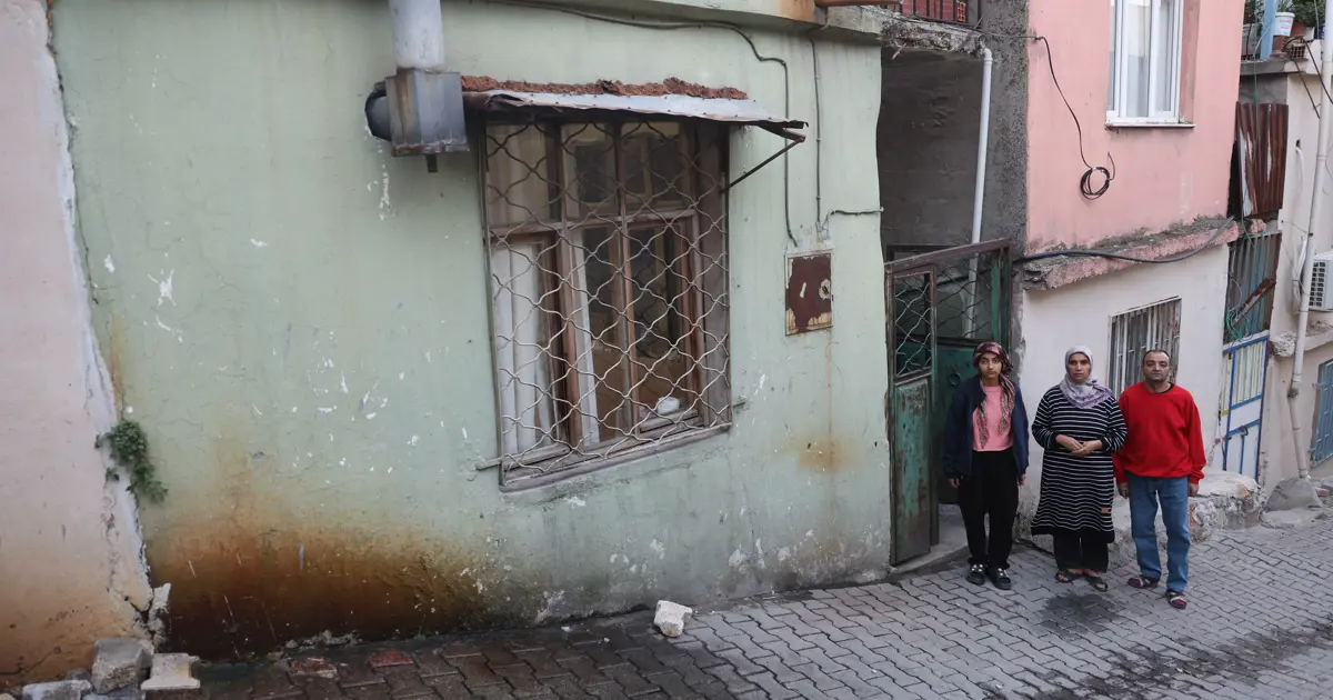 Banyosuz tek odalı evde 4 kişilik yaşam: Umut dolu hayali mavi boyalı bir oda