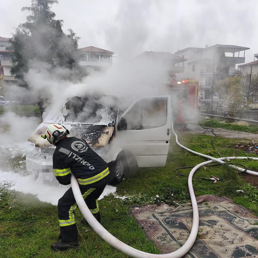 Park halindeki minibüs alev aldı