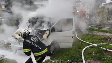 Park halindeki minibüs alev aldı