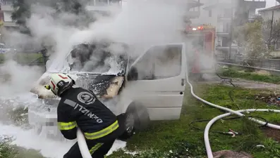 Park halindeki minibüs alev aldı