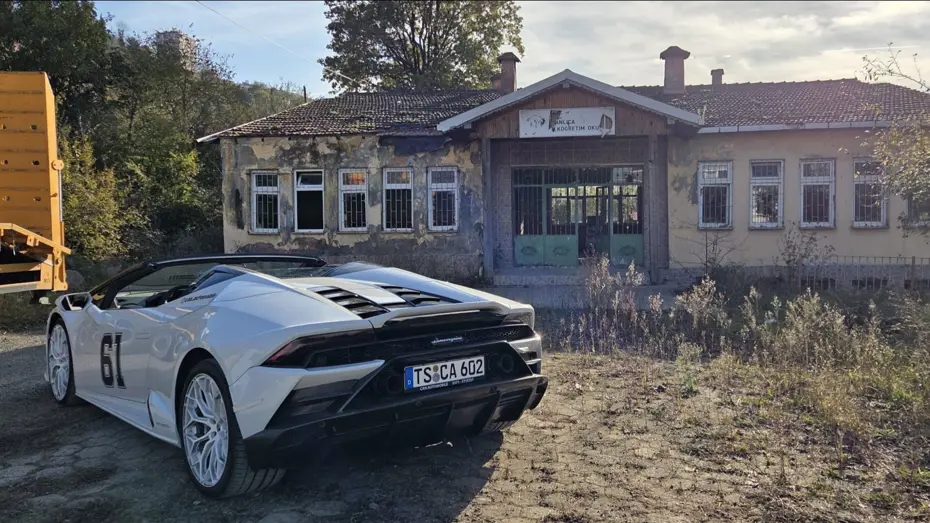 Lamborghini ile köye geldi, ninesi direksiyona geçti
