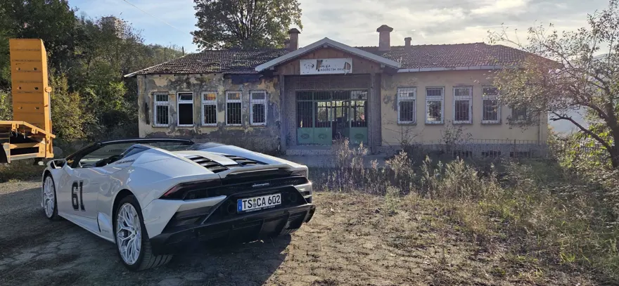 Lamborghini ile köye geldi, ninesi direksiyona geçti 1