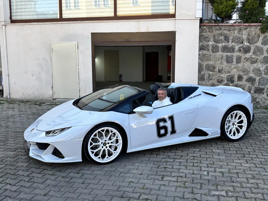 Lamborghini ile köye geldi, ninesi direksiyona geçti 