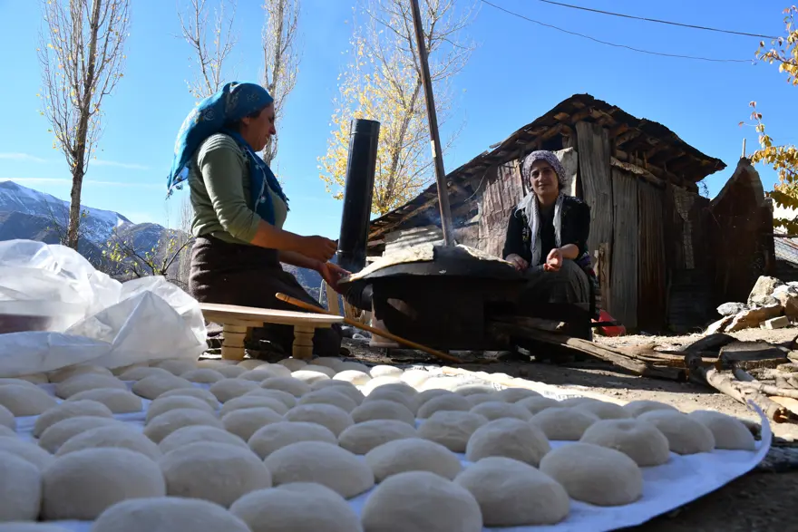 Pişirip stok yapıyorlar, kışın soğukta hazırlığı çok zor 4