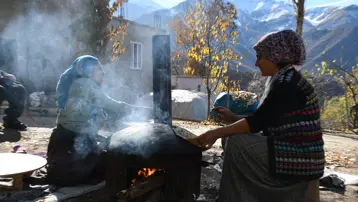 Pişirip stok yapıyorlar, kışın soğukta hazırlığı çok zor