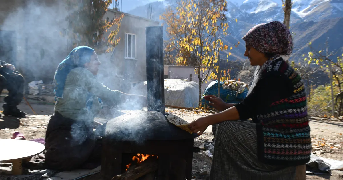 Pişirip stok yapıyorlar, kışın soğukta hazırlığı çok zor