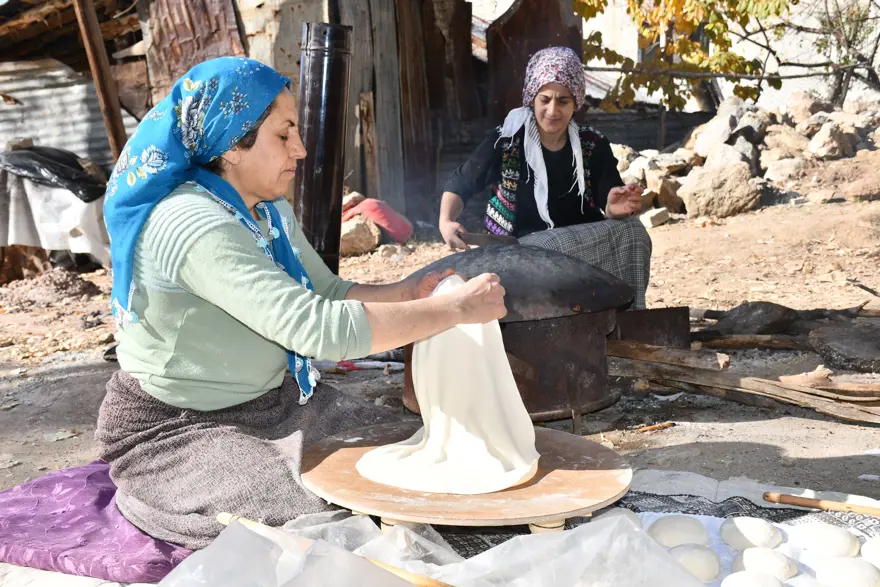 Pişirip stok yapıyorlar, kışın soğukta hazırlığı çok zor 2