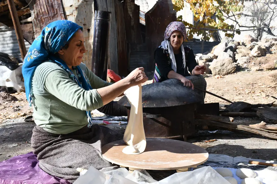 Pişirip stok yapıyorlar, kışın soğukta hazırlığı çok zor 1