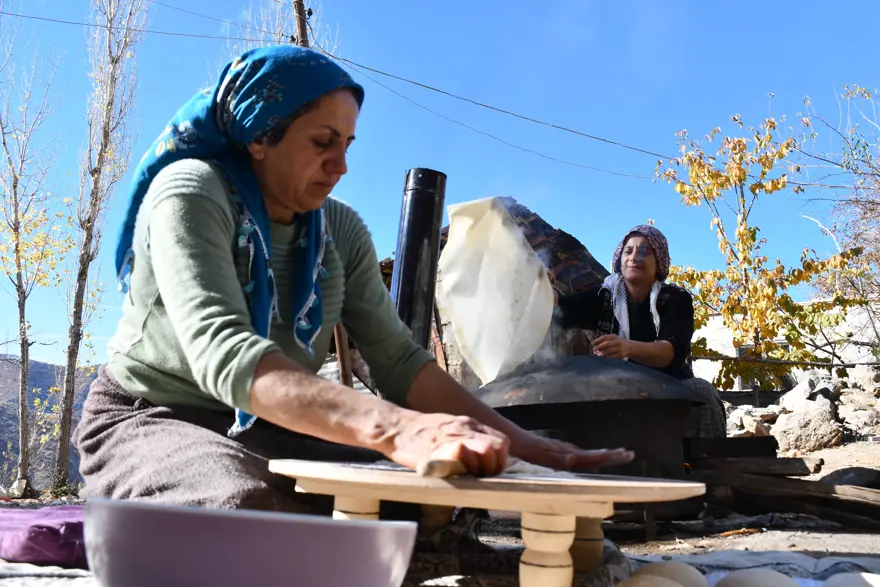 Pişirip stok yapıyorlar, kışın soğukta hazırlığı çok zor 3
