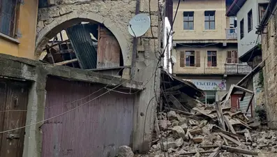 Mersin'deki yanan metruk bina, yağmur yağmasıyla çöktü