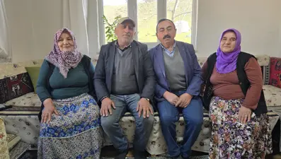 Birbirinden 63 yıldır ayrılmayan kardeşleri eşleri de ayıramadı. Tarla, ev, bahçe her şey ortak.